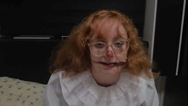 Loirinha enfia três brinquedos de uma vez e goza muito